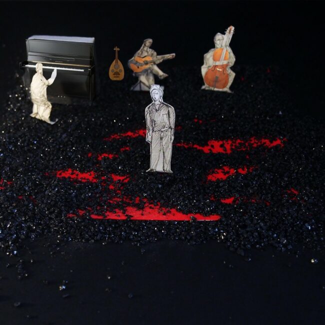 Sur mes yeux theater scenography musicians and actor on black and red ground